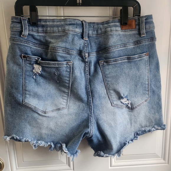 Judy Blue Size 1x distressed denim jean shorts - Picture 2 of 5